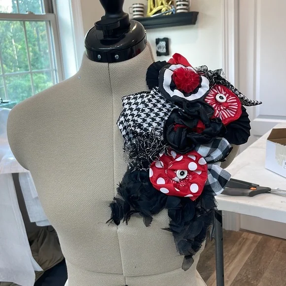 Over the shoulder floral pins! - Picture 3 of 3